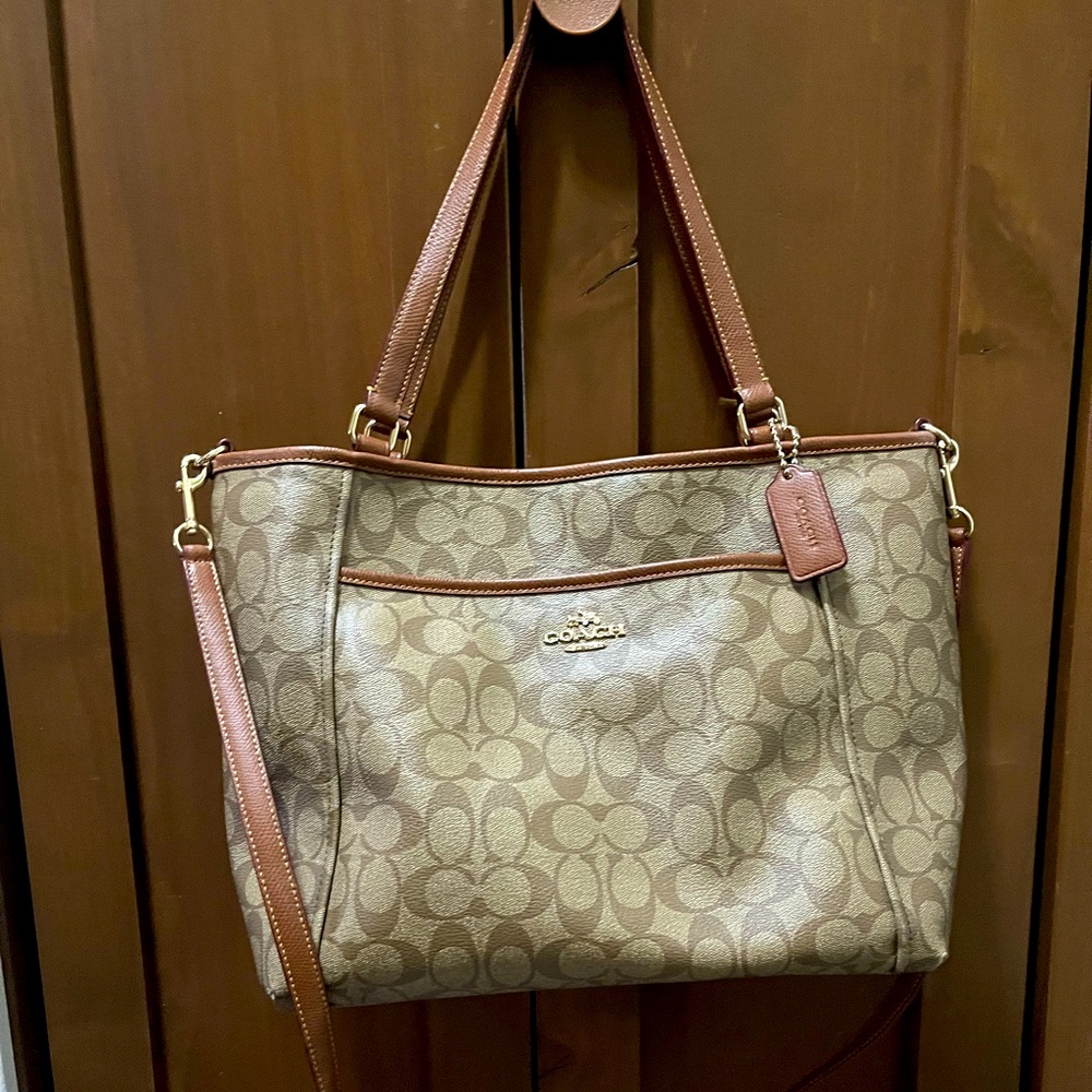 Coach purse, zip top!
